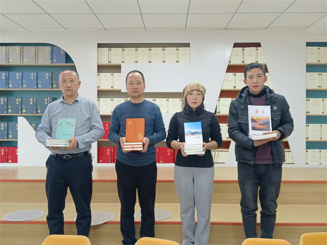 康乐作协举行向新华书店和阅读基地赠书